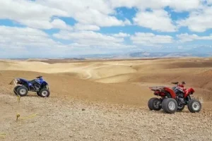 Excursion en quad dans le désert d'Agafay Marrakech, avec des paysages rocheux et des montagnes à l'horizon.
Balade à dos de chameau dans le désert d'Agafay près de Marrakech, au coucher du soleil.
Vue panoramique sur le désert d'Agafay, avec des dunes et des formations rocheuses sous un ciel bleu.
Groupe de voyageurs profitant d'une excursion en 4x4 à travers les étendues du désert d'Agafay Marrakech.
Coucher du soleil spectaculaire sur le désert d'Agafay, avec des montagnes en arrière-plan.