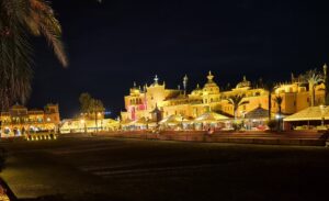 Restaurant Chez Ali propose une expérience gastronomique typiquement marocaine, avec des plats comme le tajine, le couscous, ainsi qu'une variété de méchoui